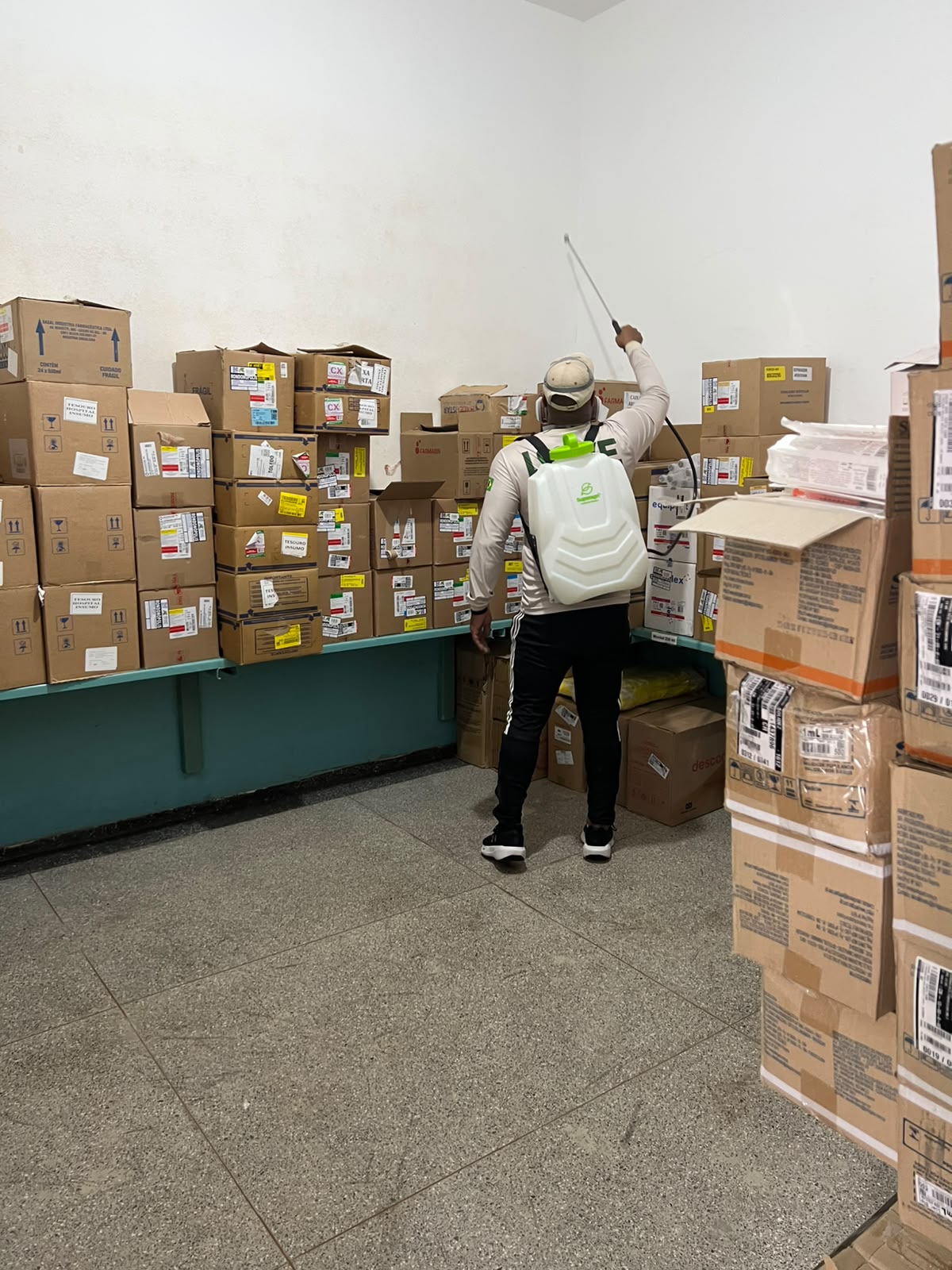 Técnico da Love Dedetização tratando depósito contra pragas
